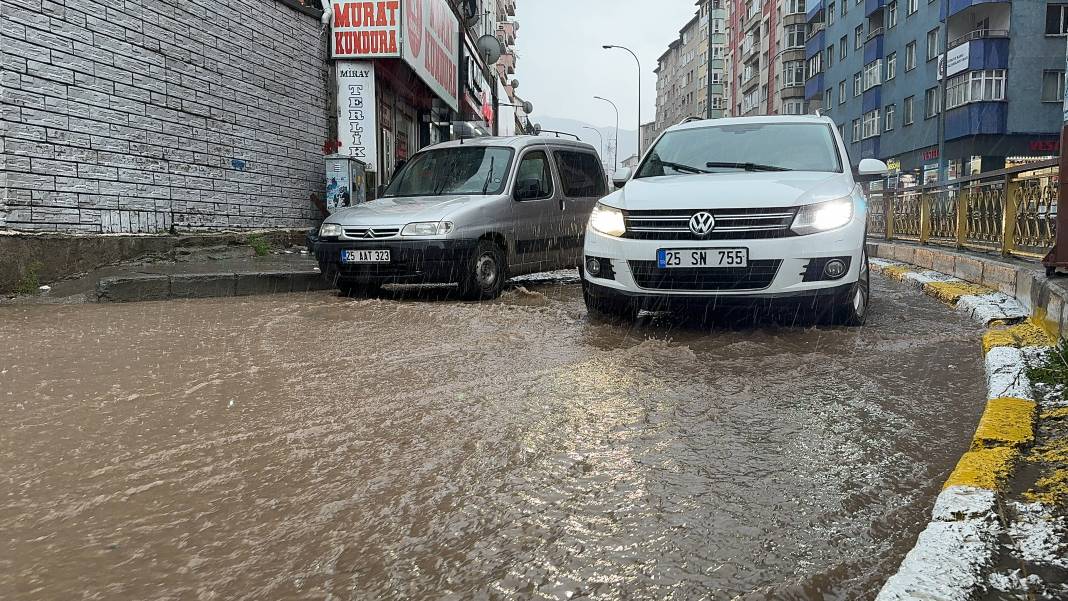 Erzurum'u sağanak vurdu! Evleri su bastı araçlar yolda mahsur kaldı 1